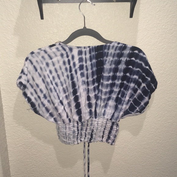 Low cut crop top - Picture 2 of 2